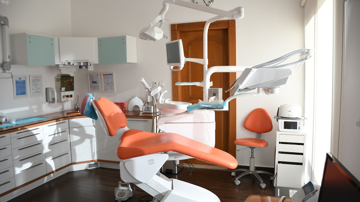 Ilustración del procedimiento de endodoncia mostrando la limpieza de conductos radiculares